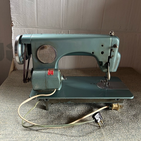 Sewing Machine - Picture 7 of 12